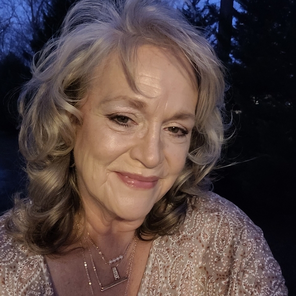 Meet your Posher, Lynn - Picture 2 of 2